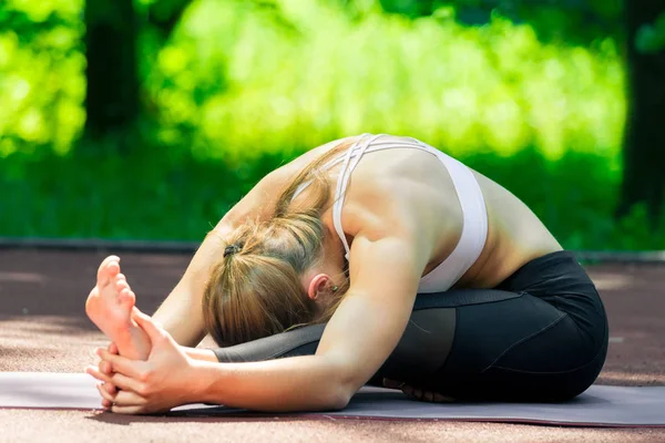 Entrenador Pilates Flexible Realiza Ejercicios Estiramiento Parque Día Soleado —  Fotos de Stock