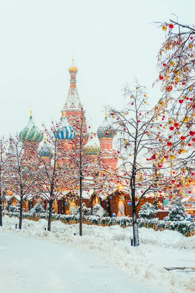 莫斯科地标圣巴西尔大教堂 冬季位于俄罗斯红场 — 图库照片