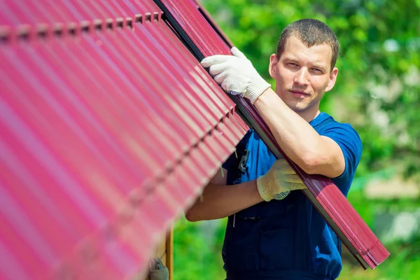 Portret Van Reparateur Achtergrond Van Het Dak Van Een Particulier — Stockfoto