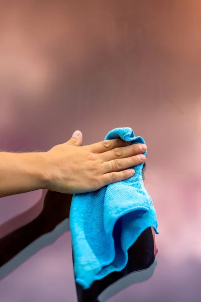 Mannelijke Hand Reinigt Het Raam Glas Van Een Microvezel Doek — Stockfoto