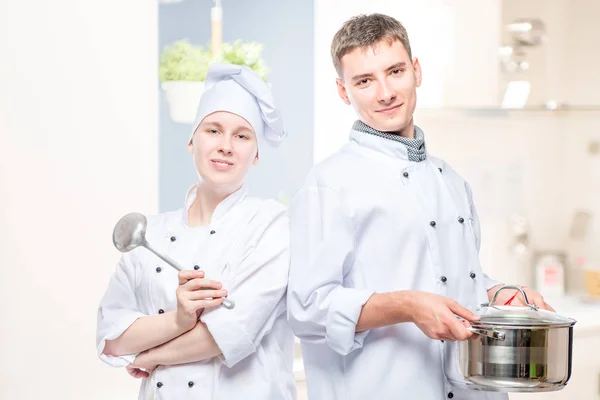 Retrato Horizontal Par Cocineros Con Una Sartén Cucharón Sobre Fondo — Foto de Stock