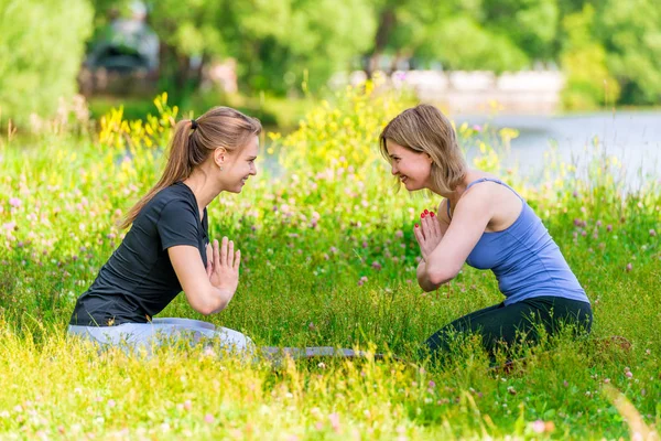 Femme Avec Jeune Entraîneur Cours Yoga Dans Parc Été — Photo