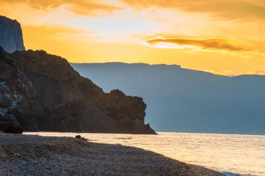 kayalık sahil, deniz üzerinde güzel şafak erken sabah, güzel sahne