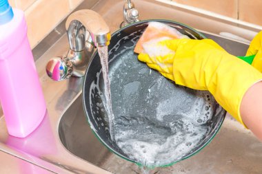 Pan mutfak köpük sünger ile yıkayın