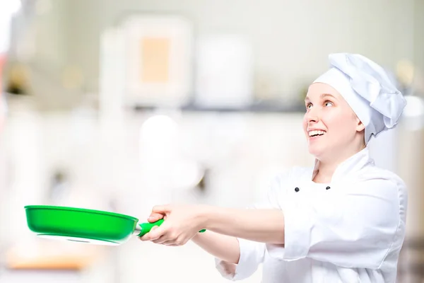 Chef Experimentado Arroja Comida Sartén Retrato Emocional Cocina — Foto de Stock