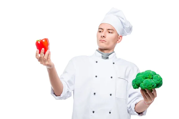 Wybrać Pieprz Lub Brokuły Koncepcyjny Portret Kucharza Warzywami Białym Tle — Zdjęcie stockowe