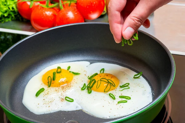 Cozinhar Ovos Mexidos Fritos Mãos Com Uma Espátula Madeira Perto — Fotografia de Stock