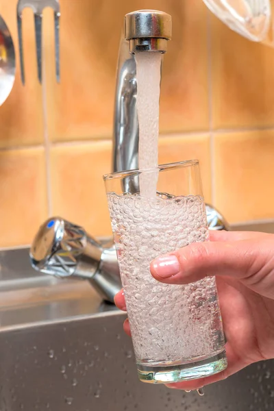 Sauberes Trinkwasser Wird Aus Dem Küchenhahn Ins Glas Gegossen — Stockfoto