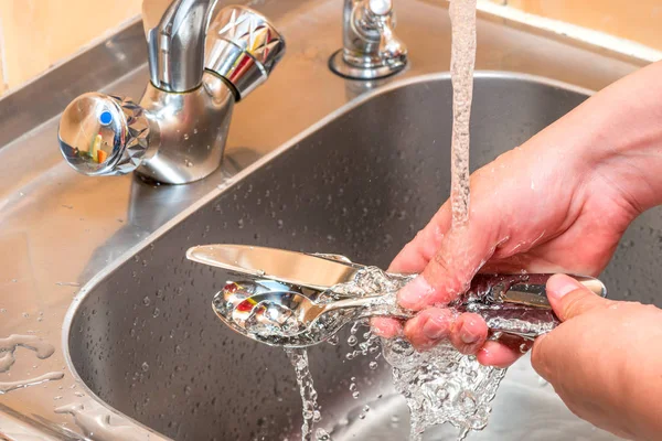 Handen Dicht Omhoog Wassen Bestek Onder Stromend Water Keuken — Stockfoto