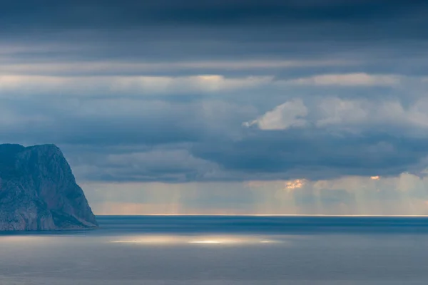 Zee Rotsenstranden Prachtige Schilderachtige Landschap Met Dramatische Hemel — Stockfoto