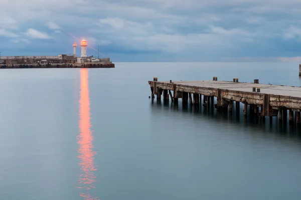 Lumière Vive Phare Sur Bord Mer Juste Dans Cadre Jetée — Photo