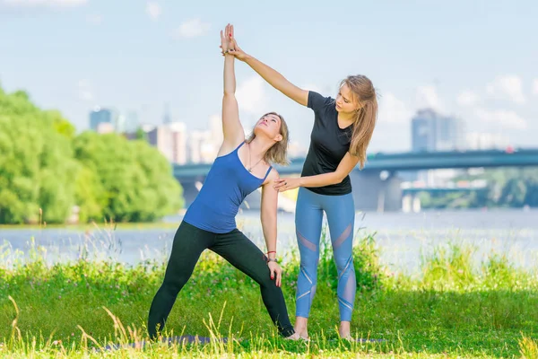 Mujer Años Haciendo Yoga Bajo Supervisión Entrenador Aire Libre Parque —  Fotos de Stock