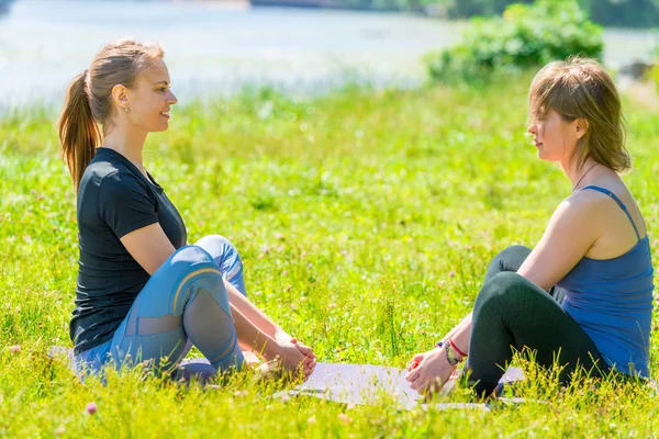 公園内の個々のトレーナー 若いと成熟した女性とヨガの練習 — ストック写真