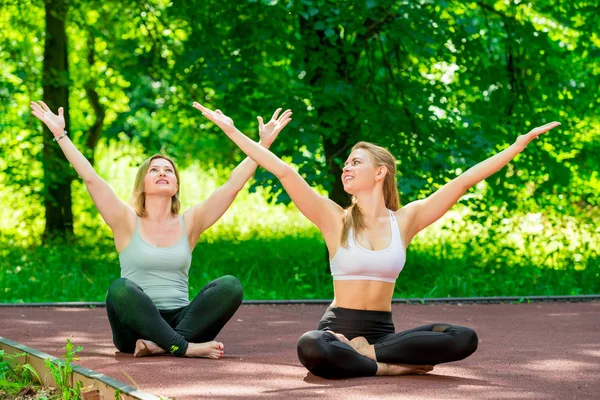 Vrouw Haar Trainer Lotuspositie Doen Yoga Het Park — Stockfoto