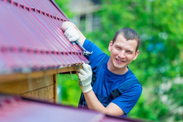 Portret Van Een Succesvolle Ervaren Werknemer Tijdens Dakreparatie — Stockfoto