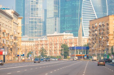 Sabahın erken saatlerinde Moskova City gökdelenlerinin arka planına karşı Moskova şehir caddesi