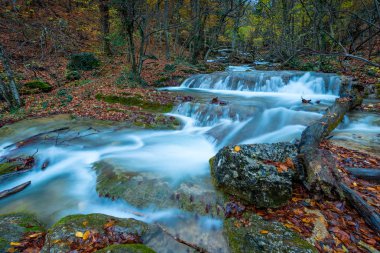 Dağ nehir taşları, dağ rapids, sonbahar manzara arasında gorge akar