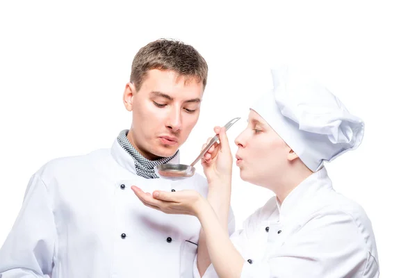 プロの料理人が白い背景の女性からスープを試してみると — ストック写真