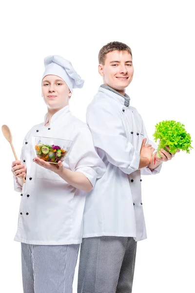 白い背景で手にサラダ付きのスーツを着たプロの幸せな料理人は — ストック写真