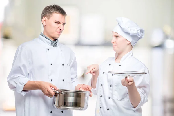 Chef Regarde Plat Cuit Jeune Cuisinier Avec Reproche Dans Cuisine — Photo