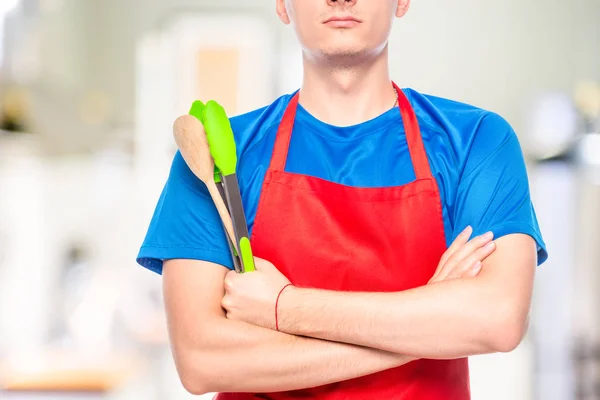 Gros Plan Poitrine Homme Dans Tablier Avec Des Ustensiles Cuisine — Photo