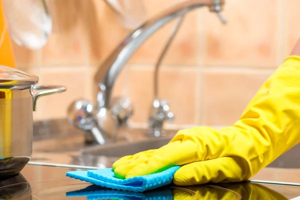 Hand Met Een Doek Huisvrouw Tijdens Het Reinigen Close Van — Stockfoto