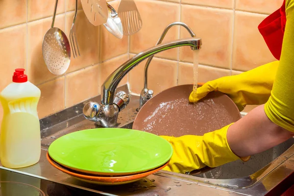 Мытье Посуды Крупным Планом Руки Тарелками Перчатках — стоковое фото