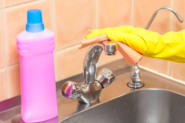 Vrouw Reinigt Kraan Keuken Met Een Doek Handen Gele Handschoenen — Stockfoto