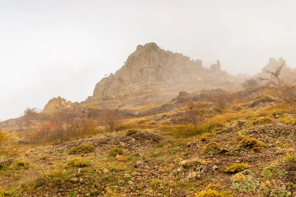 Altas Montañas Rocosas Otoño Niebla Paisaje — Foto de Stock