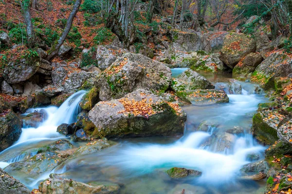 Покрытые Камнями Проточной Водой Горах Осенним Днем Красивая Природа — стоковое фото