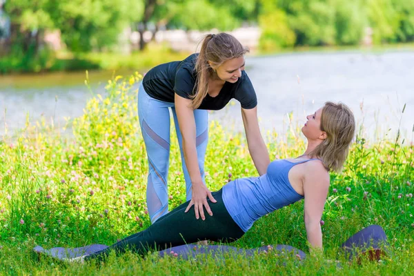 Eğitmen doğru yoga egzersizleri olgun wo için gerçekleştirmek için yardımcı olur — Stok fotoğraf