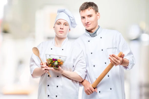 Portrait de couple professionnel de cuisiniers avec salade et roulage — Photo