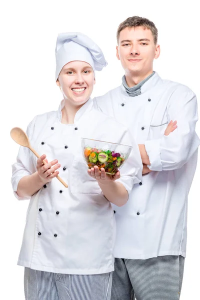 Retrato vertical de cocineros exitosos con ensalada sobre fondo blanco — Foto de Stock