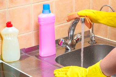 bir bez ve temizlik ürünleri mutfak Düriye eldivenli elini