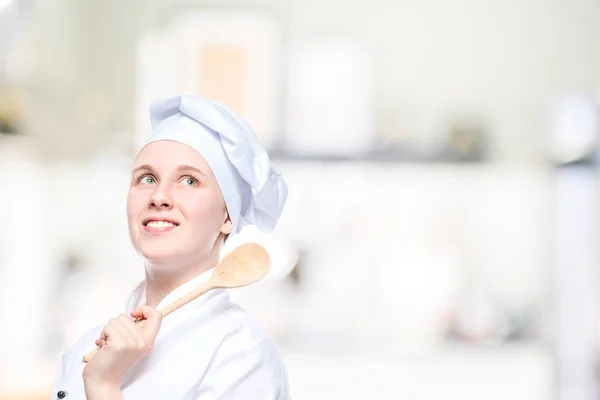 Retrato de un cocinero feliz soñando con una cuchara de madera, un lugar f — Foto de Stock