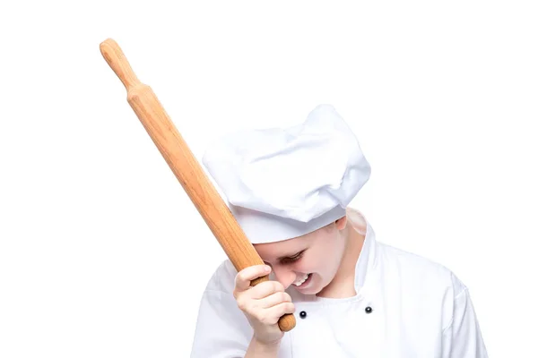 Chef alegre rindo com um rolo posando em uma parte traseira branca — Fotografia de Stock