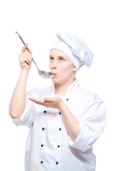 Kuchař, ochutnávka polévky od naběračku na bílém pozadí v studio isola — Stock fotografie