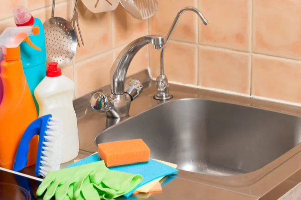 Närbild objekt i köket - kran, diskbänk och rengöring prod — Stockfoto
