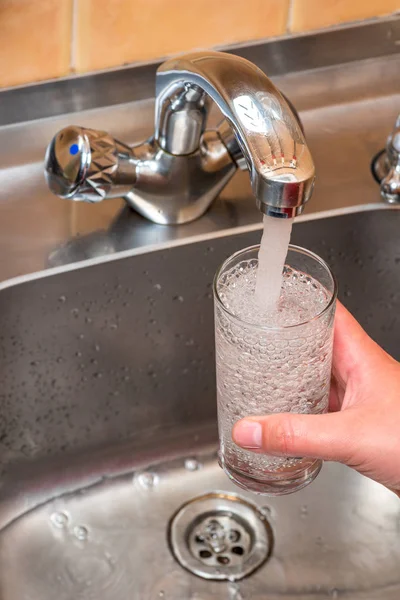 Un set di acqua potabile pulita da un rubinetto della cucina in un bicchiere, h — Foto Stock