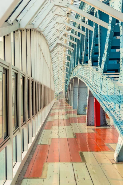 市区建筑物内行人天桥的详情 — 图库照片