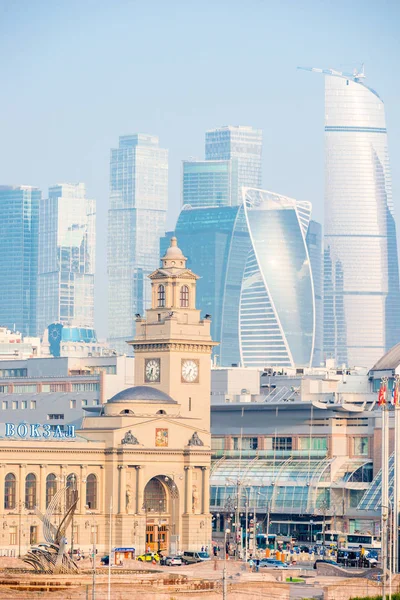 Torres de Moscou Cidade e vista da Estação Ferroviária de Kiev, cidade lan — Fotografia de Stock