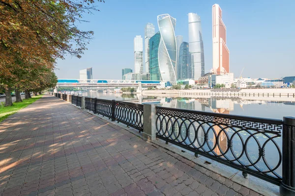 Repère ville de Moscou au bord de la rivière, marcher le long du remblai de — Photo