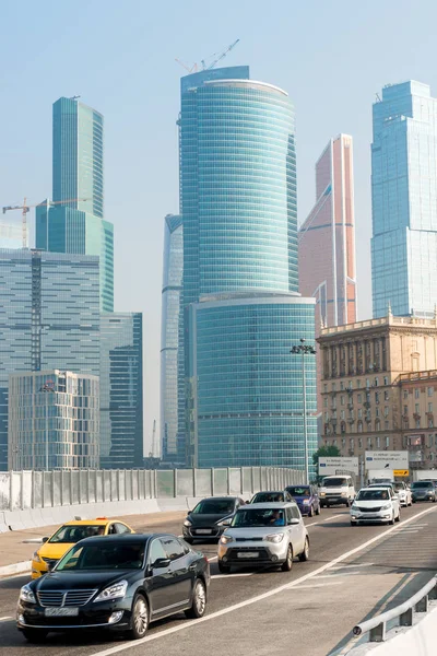 Gökdelenler ve otoyollar, Moskova şehir silüeti, yol trafiği — Stok fotoğraf