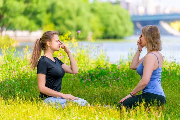 Yoga in het park - meditatie- en ademhalingsoefeningen met een ex — Stockfoto