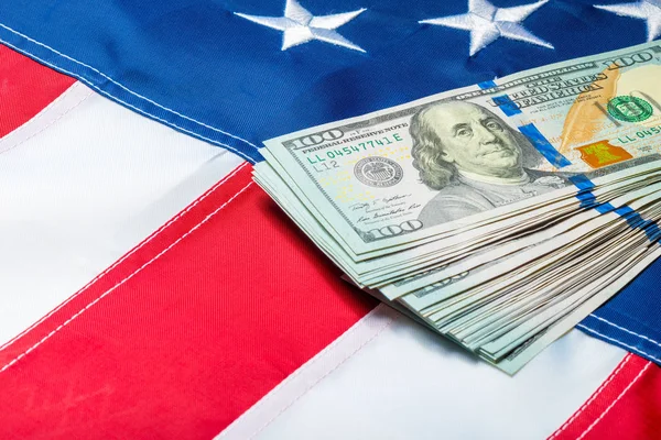 100 dollarsedlar liggande på stjärnorna i den amerikanska flaggan, Stäng- — Stockfoto