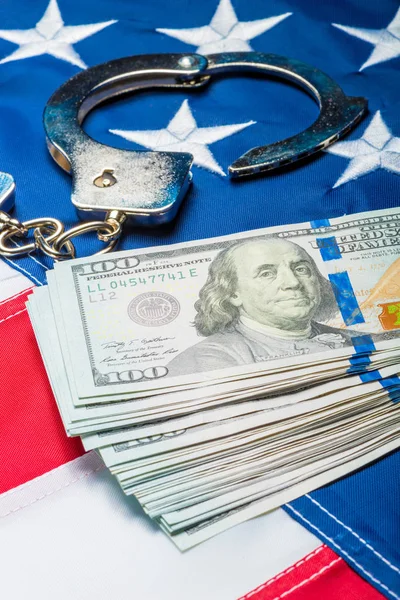 Högen av pengar och handfängsel på amerikanska flaggan närbild koncept ph — Stockfoto
