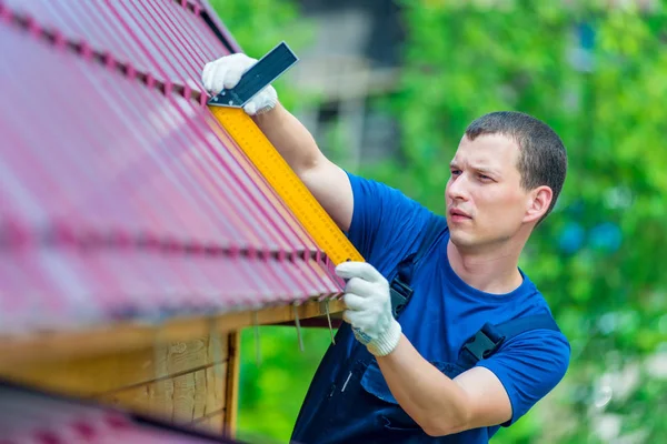 Professional met het hulpprogramma herstelt het dak van een residentiële hou — Stockfoto