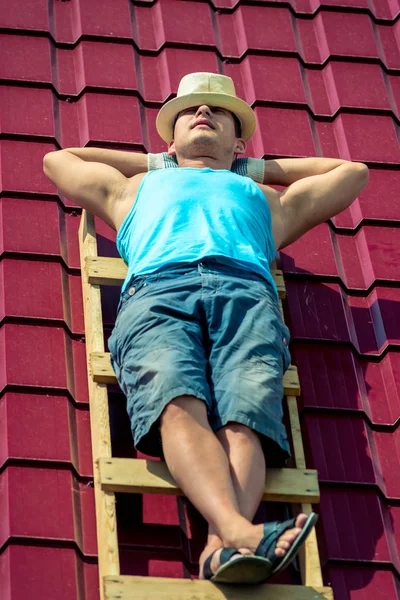 노동자는 브리 어 동안 집의 지붕에는 태양 목욕을 걸립니다. — 스톡 사진