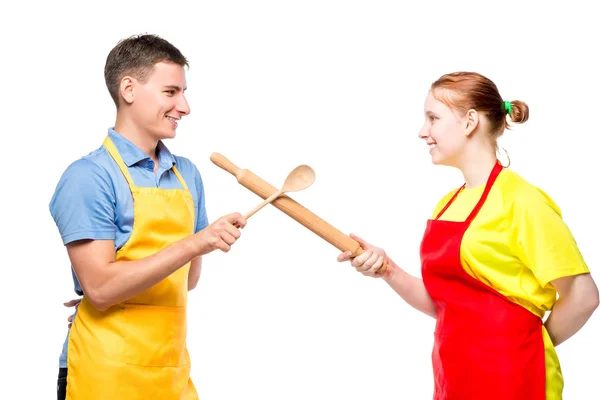 Retrato de um homem e uma mulher em um avental com utensílios de cozinha — Fotografia de Stock