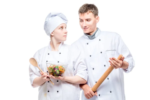 Retrato de jóvenes chefs profesionales con un plato en una espalda blanca — Foto de Stock